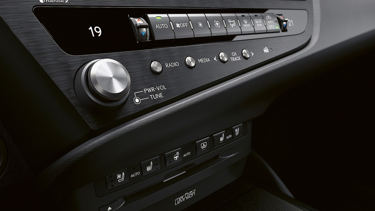 Lexus ES 300h centre console 