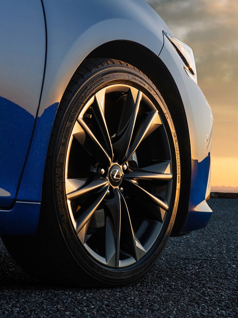 Lexus ES wheel close up 