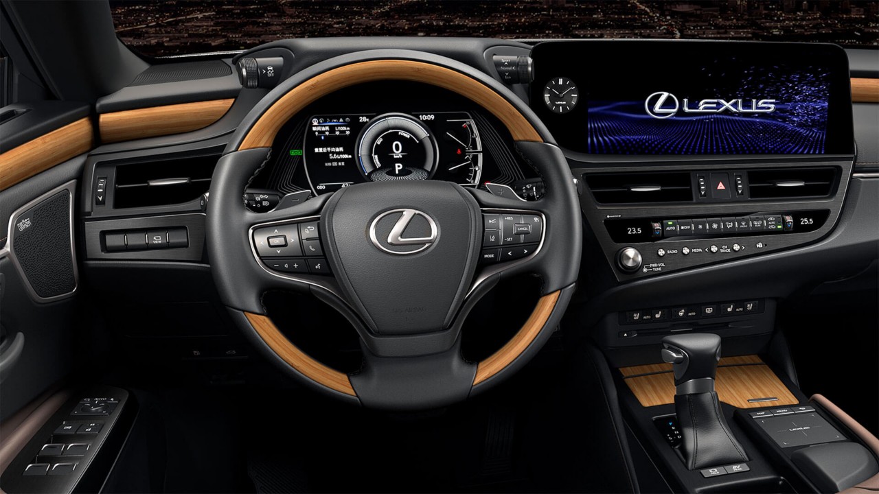 Lexus ES drivers cockpit 