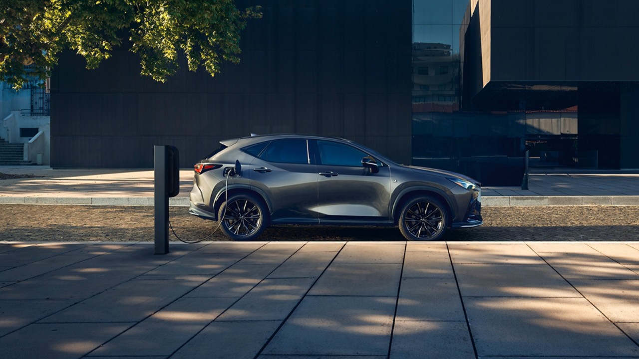 2022-dxp-lexus-plug-in-hybrid-how-it-works-hero-1920x1080